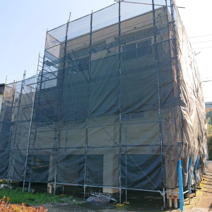 足場の組み立て・飛散防止シートの設置